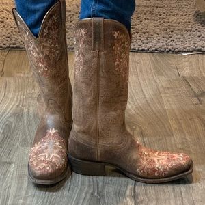Ariat women’s embroidered boots size 7